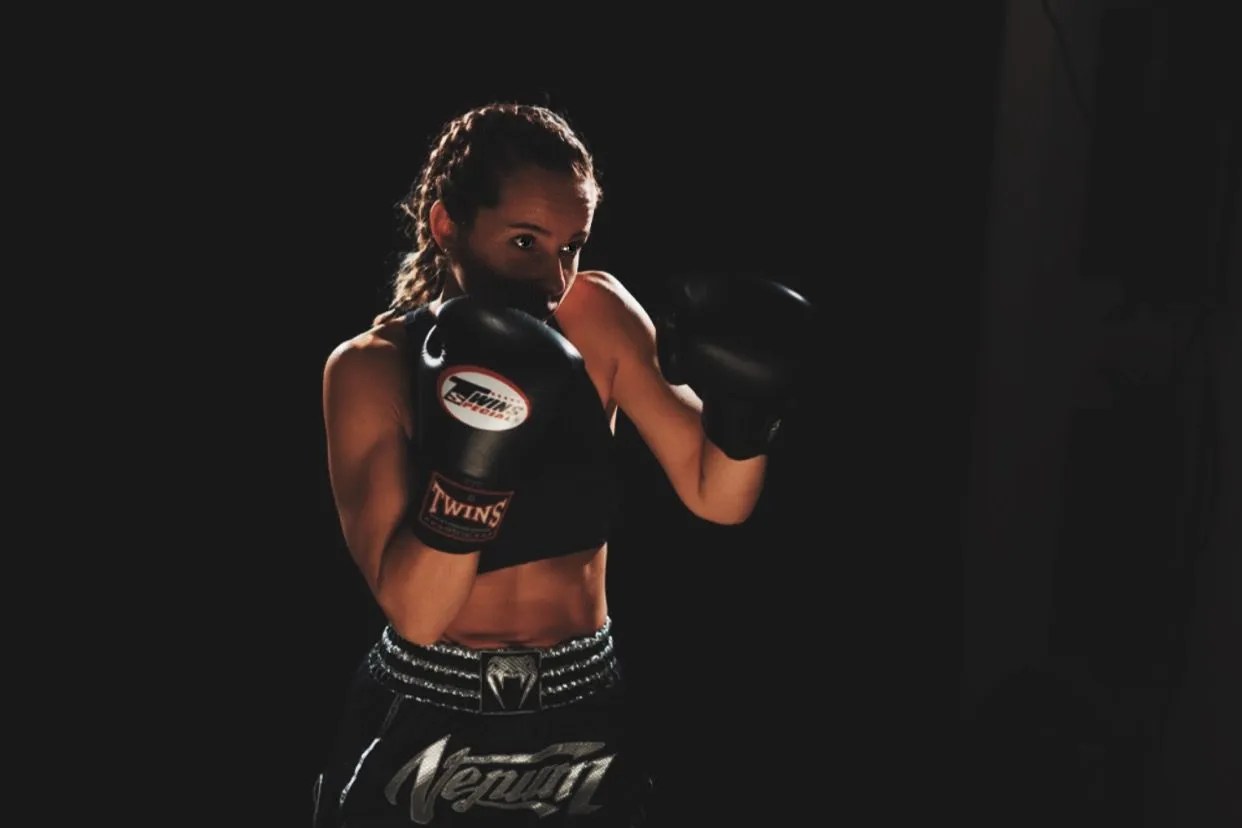 Anaïs en garde, gants de boxe